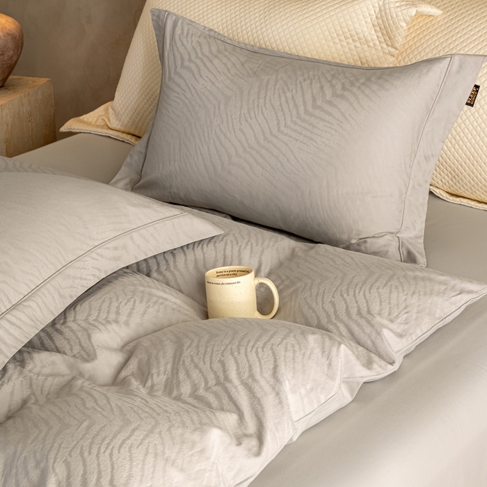 91家纺网 家纺一手货源 找家纺 莱豫家纺 2025新款100支长绒棉纯棉提花磨毛四件套 浮梦魔法灰