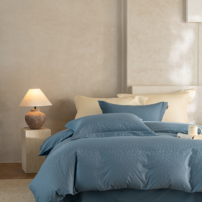 91家纺网 家纺一手货源 找家纺 莱豫家纺 2025新款100支长绒棉纯棉提花磨毛四件套 富士山战舰蓝