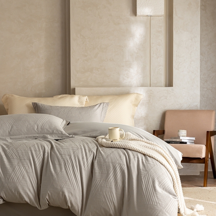 91家纺网 家纺一手货源 找家纺 莱豫家纺 2025新款100支长绒棉纯棉提花磨毛四件套 漫步者绅士灰