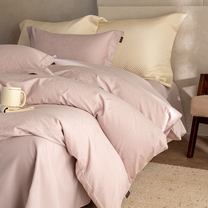 91家纺网 家纺一手货源 找家纺 莱豫家纺 2025新款100支长绒棉纯棉提花磨毛四件套 玫瑰别院粉紫