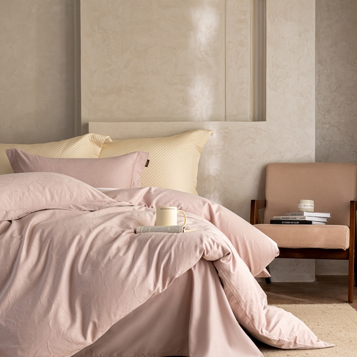 91家纺网 家纺一手货源 找家纺 莱豫家纺 2025新款100支长绒棉纯棉提花磨毛四件套 玫瑰别院粉紫