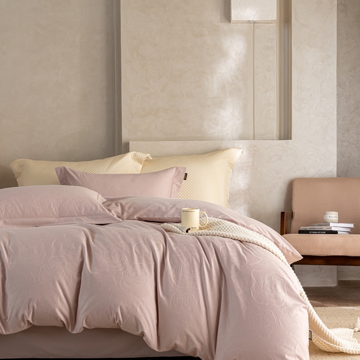 91家纺网 家纺一手货源 找家纺 莱豫家纺 2025新款100支长绒棉纯棉提花磨毛四件套 玫瑰别院粉紫