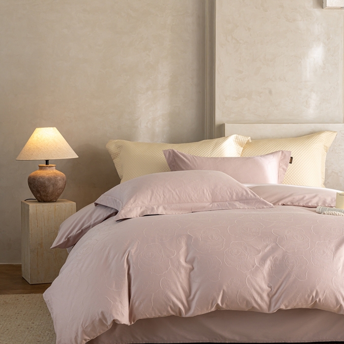 91家纺网 家纺一手货源 找家纺 莱豫家纺 2025新款100支长绒棉纯棉提花磨毛四件套 玫瑰别院粉紫