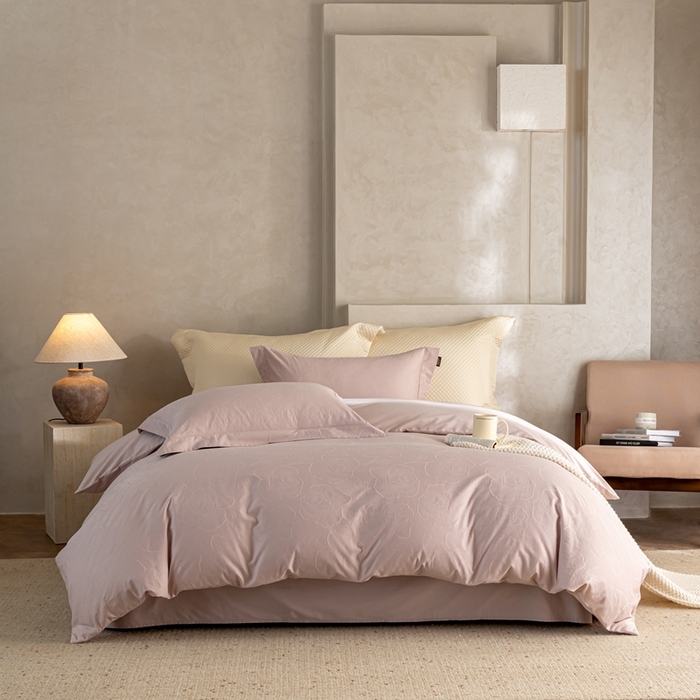 91家纺网 家纺一手货源 找家纺 莱豫家纺 2025新款100支长绒棉纯棉提花磨毛四件套 玫瑰别院粉紫