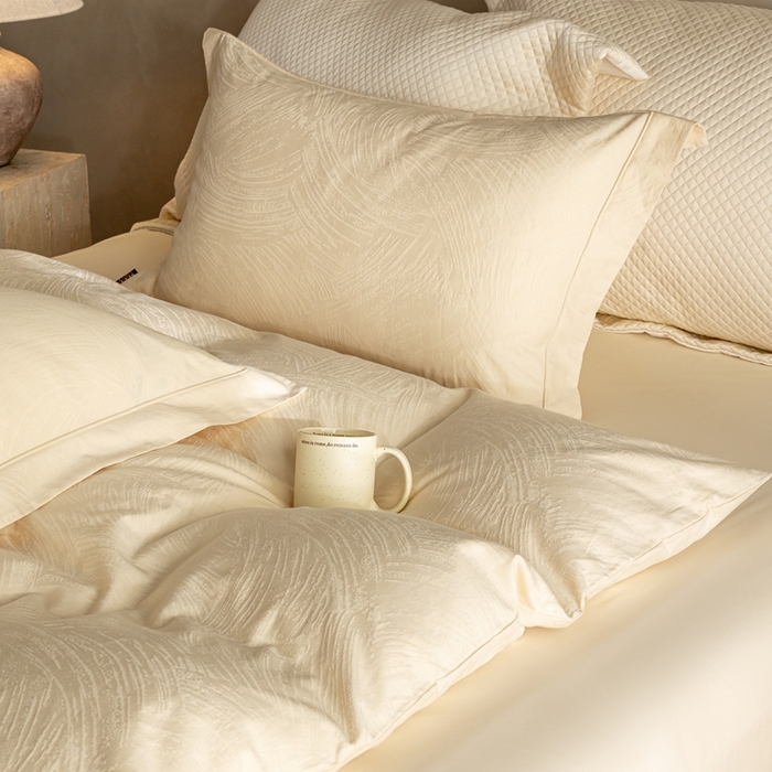 91家纺网 家纺一手货源 找家纺 莱豫家纺 2025新款100支长绒棉纯棉提花磨毛四件套 月光恋人奶昔白