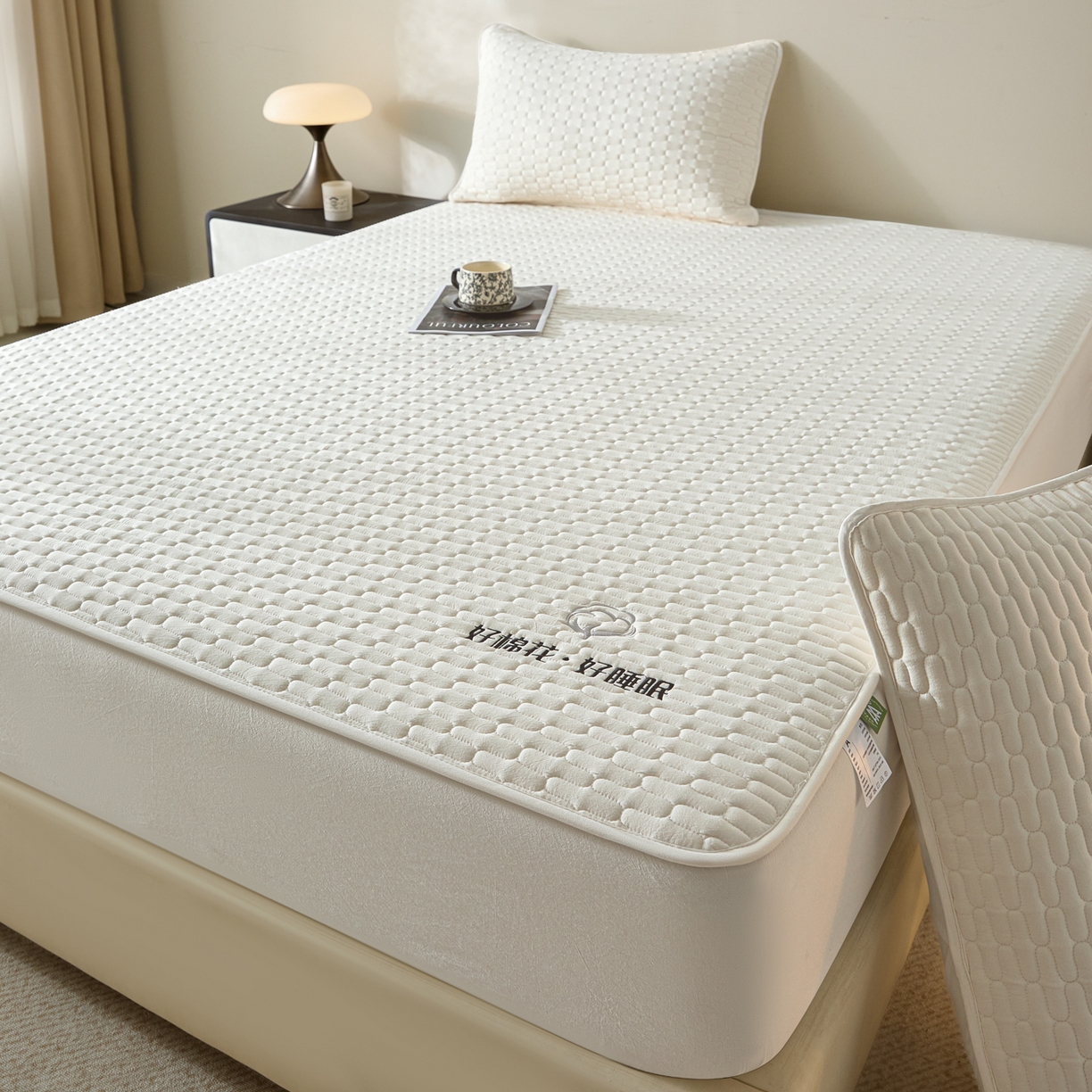 91家纺网 家纺一手货源 找家纺 芬晴家纺 2025新款全棉棉花夹棉床笠系列-幻彩 幻彩-白