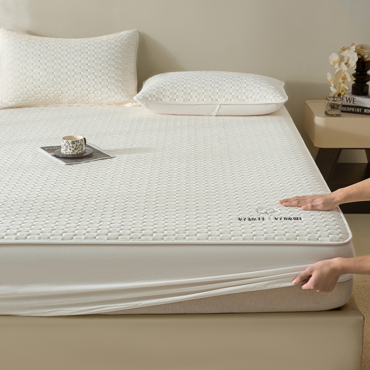 91家纺网 家纺一手货源 找家纺 芬晴家纺 2025新款全棉棉花夹棉床笠系列-幻彩 幻彩-白