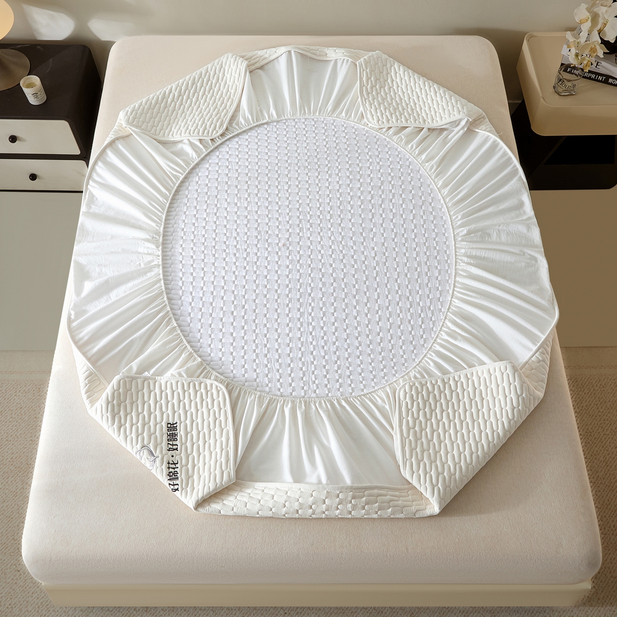 91家纺网 家纺一手货源 找家纺 芬晴家纺 2025新款全棉棉花夹棉床笠系列-幻彩 幻彩-白