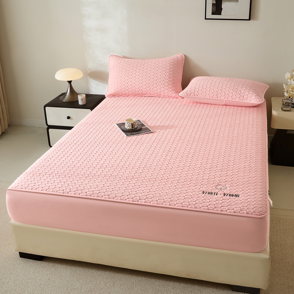 91家纺网 家纺一手货源 找家纺 芬晴家纺 2025新款全棉棉花夹棉床笠系列-幻彩 幻彩-嫩粉