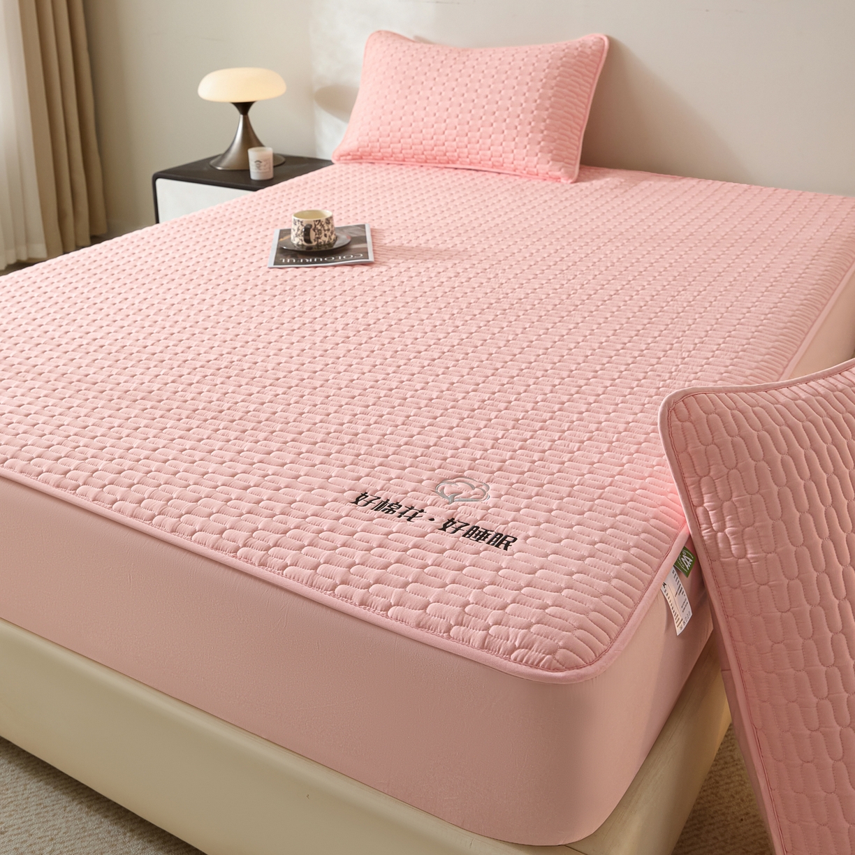 91家纺网 家纺一手货源 找家纺 芬晴家纺 2025新款全棉棉花夹棉床笠系列-幻彩 幻彩-嫩粉