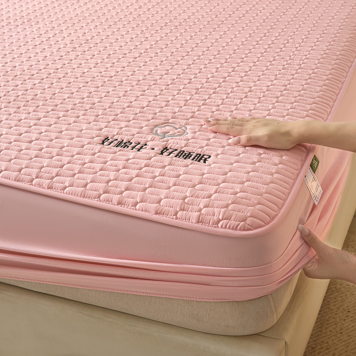 91家纺网 家纺一手货源 找家纺 芬晴家纺 2025新款全棉棉花夹棉床笠系列-幻彩 幻彩-嫩粉