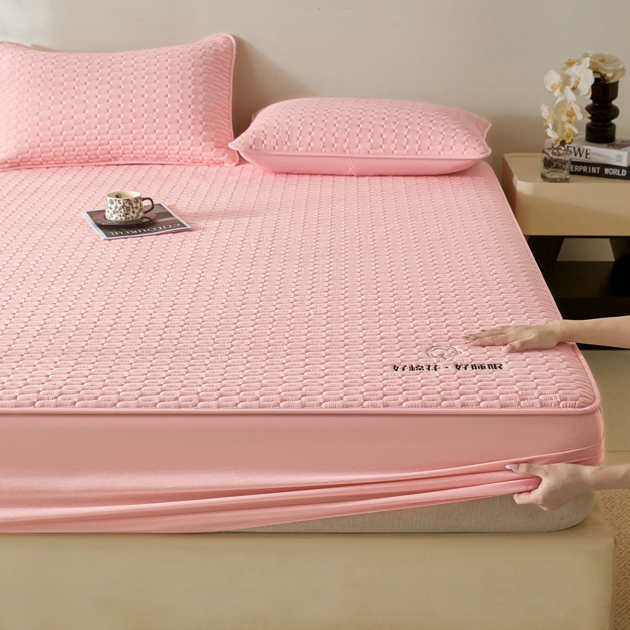 91家纺网 家纺一手货源 找家纺 芬晴家纺 2025新款全棉棉花夹棉床笠系列-幻彩 幻彩-嫩粉