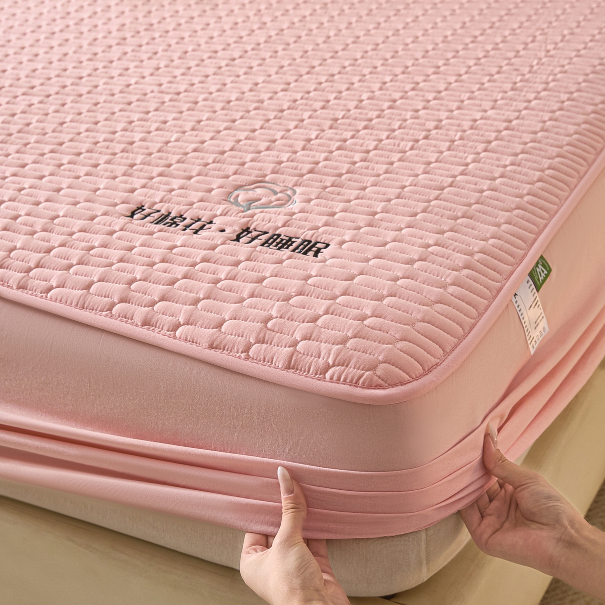 91家纺网 家纺一手货源 找家纺 芬晴家纺 2025新款全棉棉花夹棉床笠系列-幻彩 幻彩-嫩粉