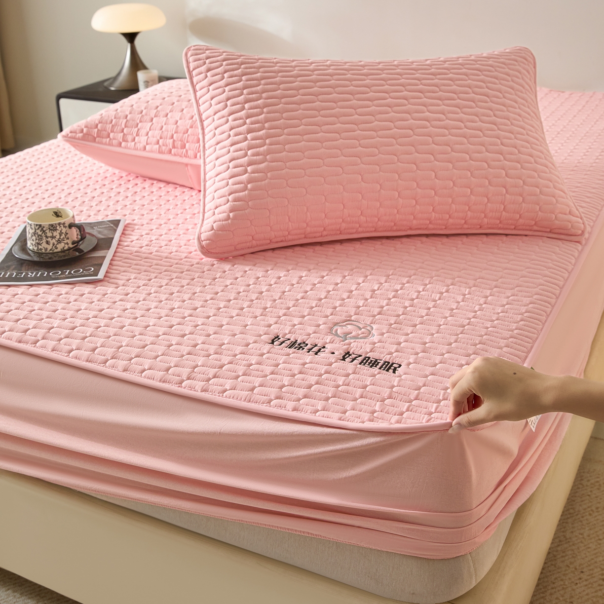 91家纺网 家纺一手货源 找家纺 芬晴家纺 2025新款全棉棉花夹棉床笠系列-幻彩 幻彩-嫩粉