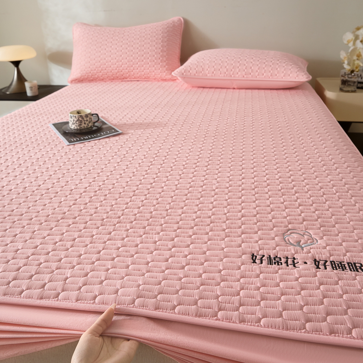 91家纺网 家纺一手货源 找家纺 芬晴家纺 2025新款全棉棉花夹棉床笠系列-幻彩 幻彩-嫩粉