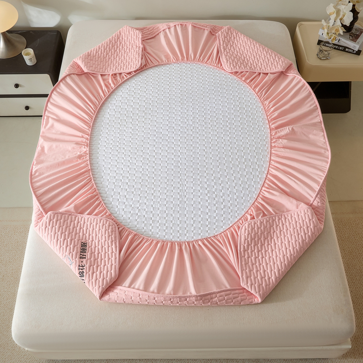 91家纺网 家纺一手货源 找家纺 芬晴家纺 2025新款全棉棉花夹棉床笠系列-幻彩 幻彩-嫩粉