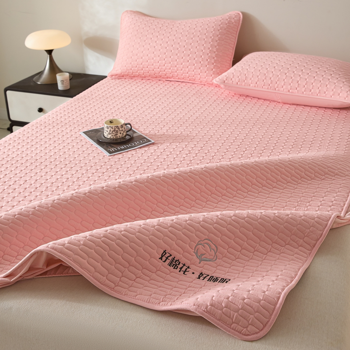 91家纺网 家纺一手货源 找家纺 芬晴家纺 2025新款全棉棉花夹棉床笠系列-幻彩 幻彩-嫩粉