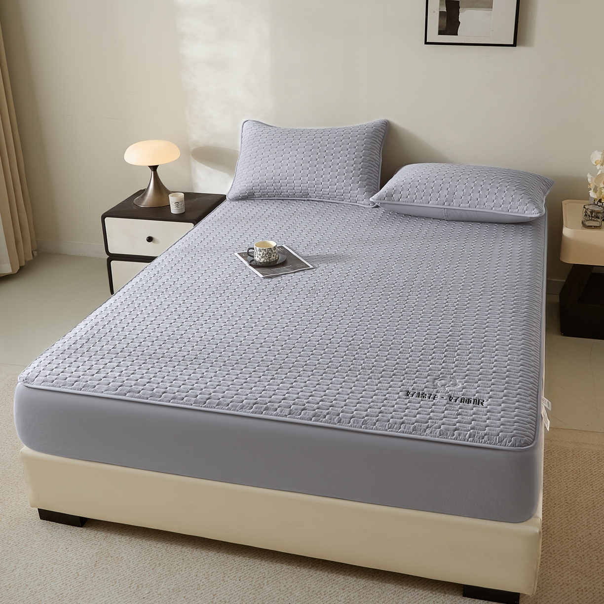 91家纺网 家纺一手货源 找家纺 芬晴家纺 2025新款全棉棉花夹棉床笠系列-幻彩 幻彩-浅灰