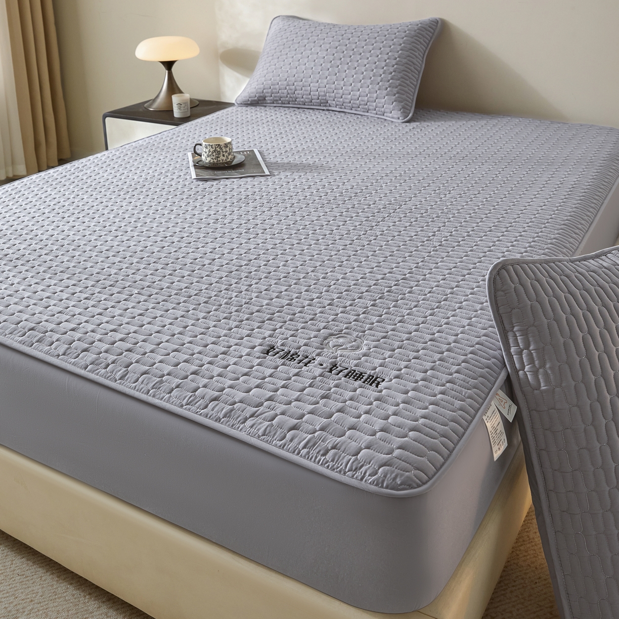 91家纺网 家纺一手货源 找家纺 芬晴家纺 2025新款全棉棉花夹棉床笠系列-幻彩 幻彩-浅灰