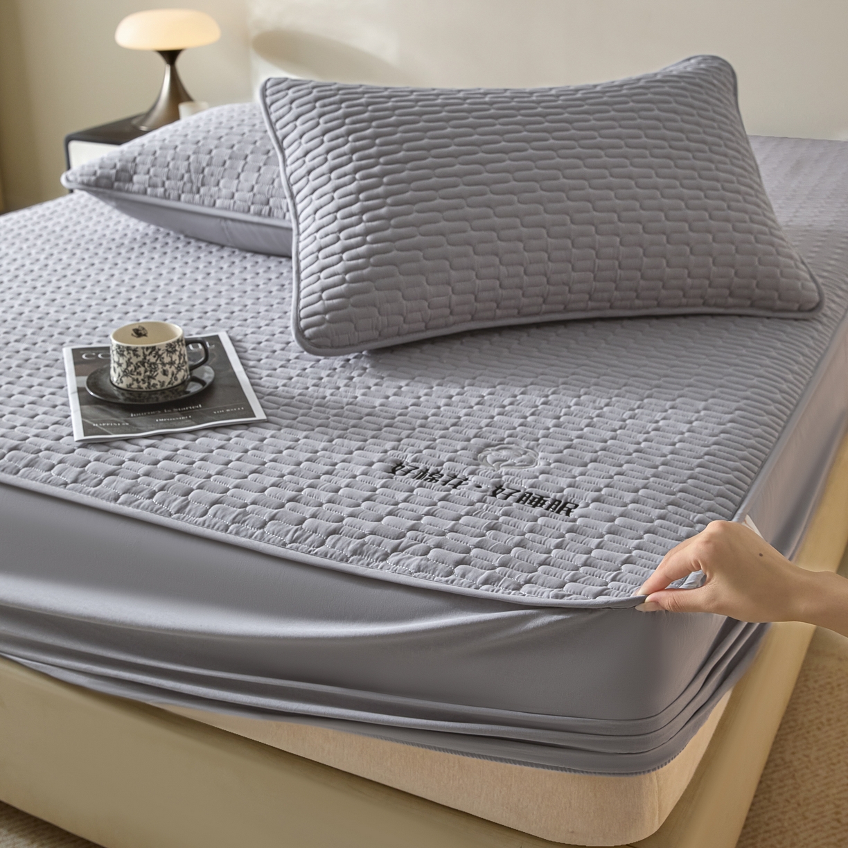 91家纺网 家纺一手货源 找家纺 芬晴家纺 2025新款全棉棉花夹棉床笠系列-幻彩 幻彩-浅灰