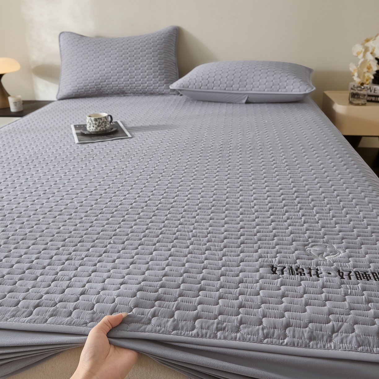 91家纺网 家纺一手货源 找家纺 芬晴家纺 2025新款全棉棉花夹棉床笠系列-幻彩 幻彩-浅灰