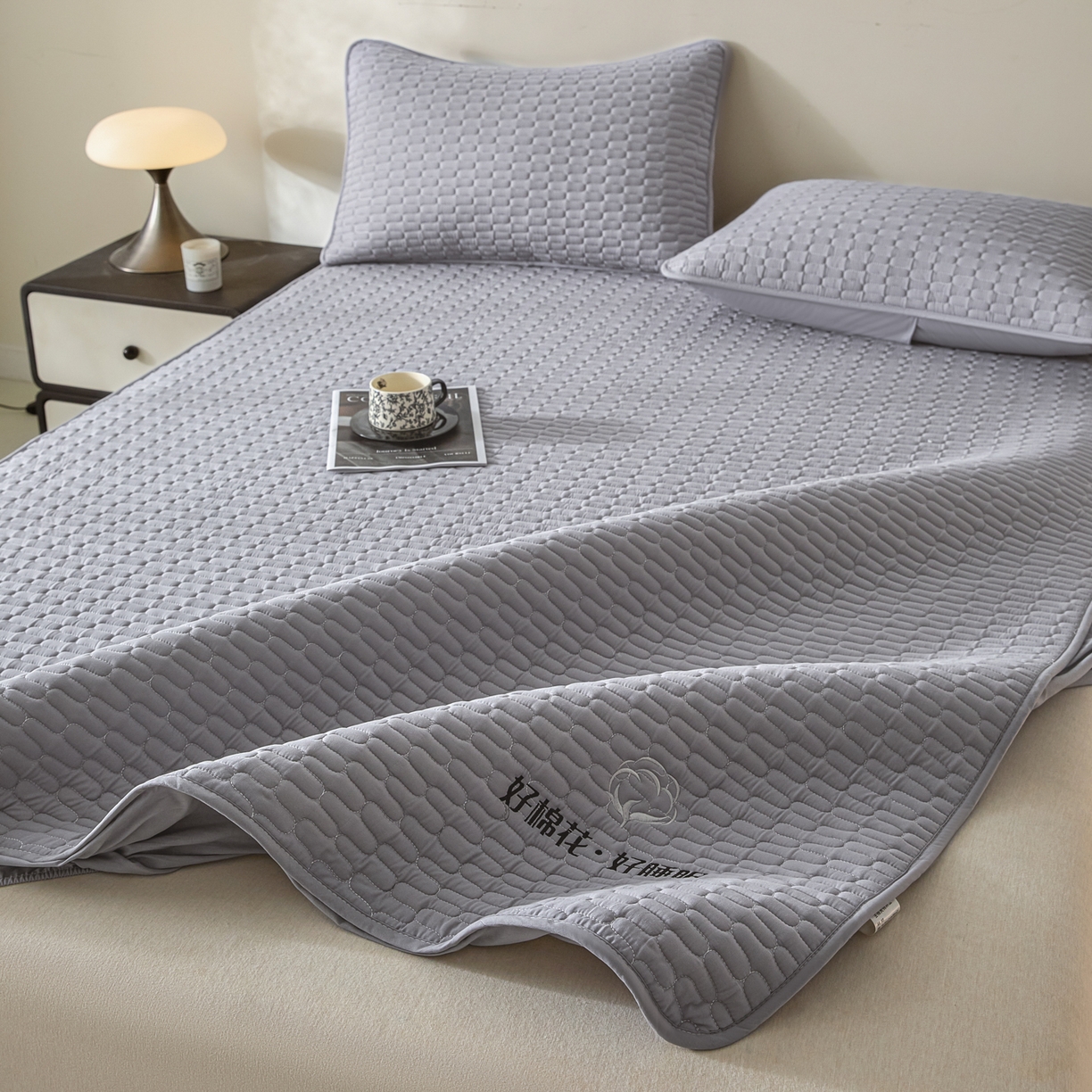 91家纺网 家纺一手货源 找家纺 芬晴家纺 2025新款全棉棉花夹棉床笠系列-幻彩 幻彩-浅灰