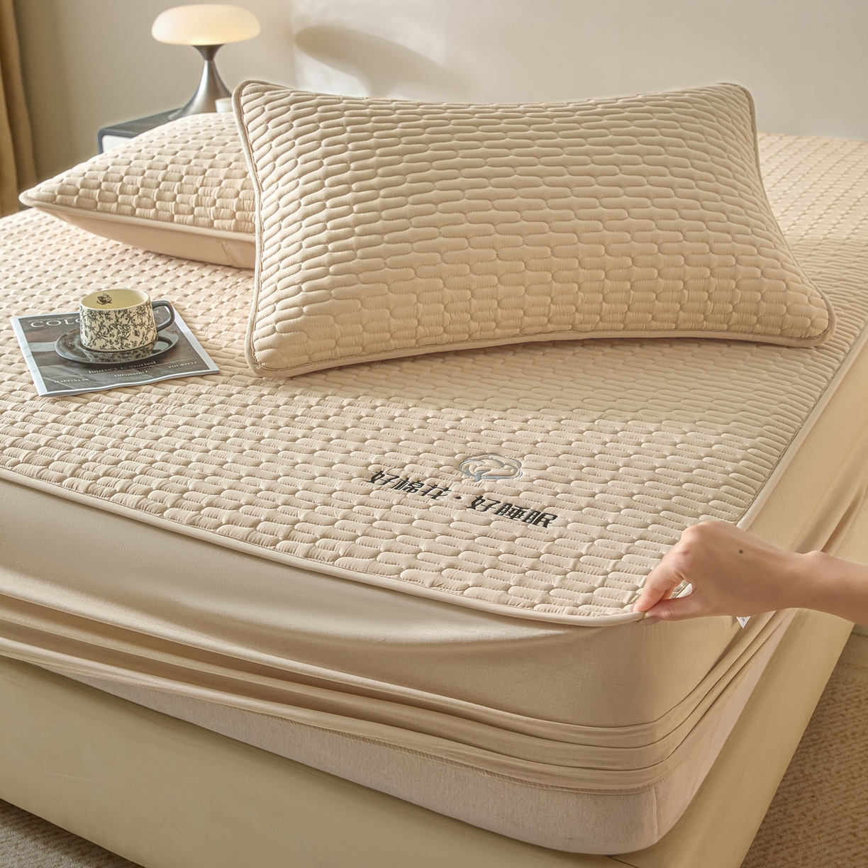 91家纺网 家纺一手货源 找家纺 芬晴家纺 2025新款全棉棉花夹棉床笠系列-幻彩 幻彩-浅卡