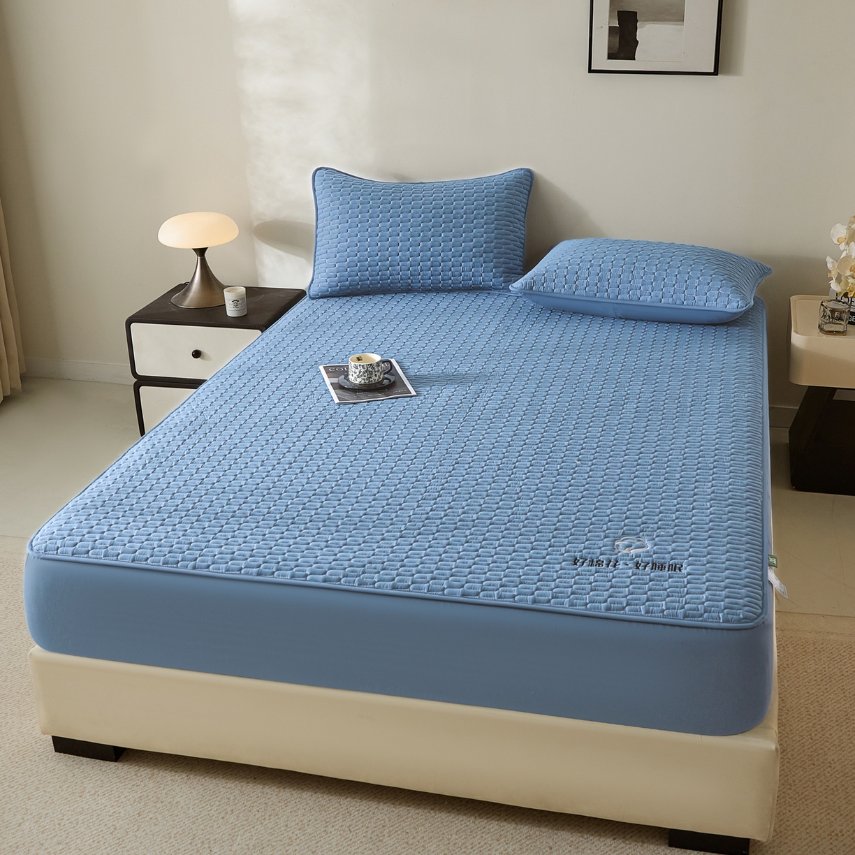 91家纺网 家纺一手货源 找家纺 芬晴家纺 2025新款全棉棉花夹棉床笠系列-幻彩 幻彩-雾蓝