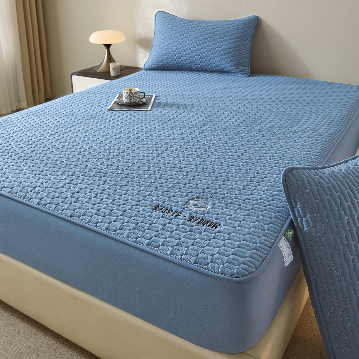 91家纺网 家纺一手货源 找家纺 芬晴家纺 2025新款全棉棉花夹棉床笠系列-幻彩 幻彩-雾蓝