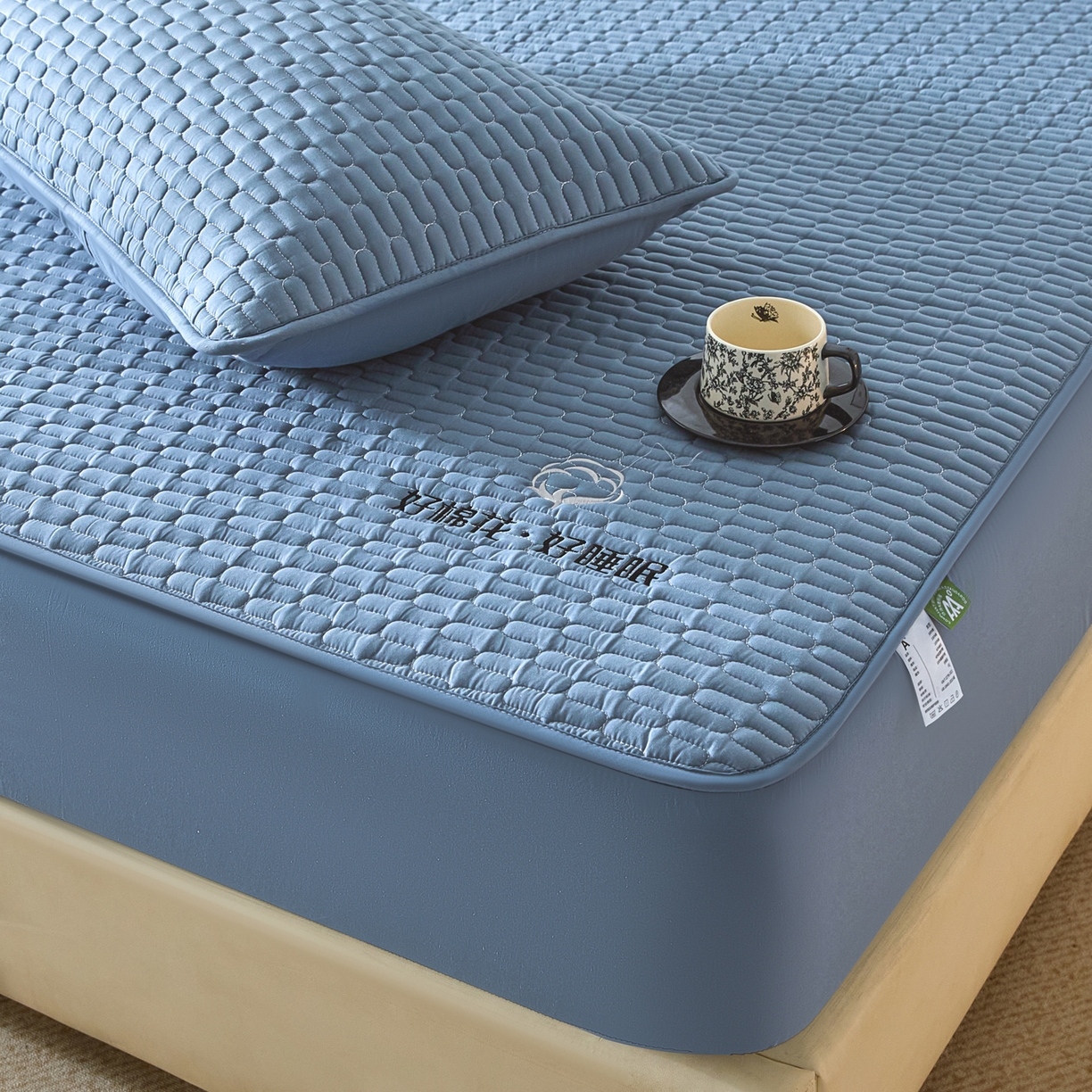 91家纺网 家纺一手货源 找家纺 芬晴家纺 2025新款全棉棉花夹棉床笠系列-幻彩 幻彩-雾蓝