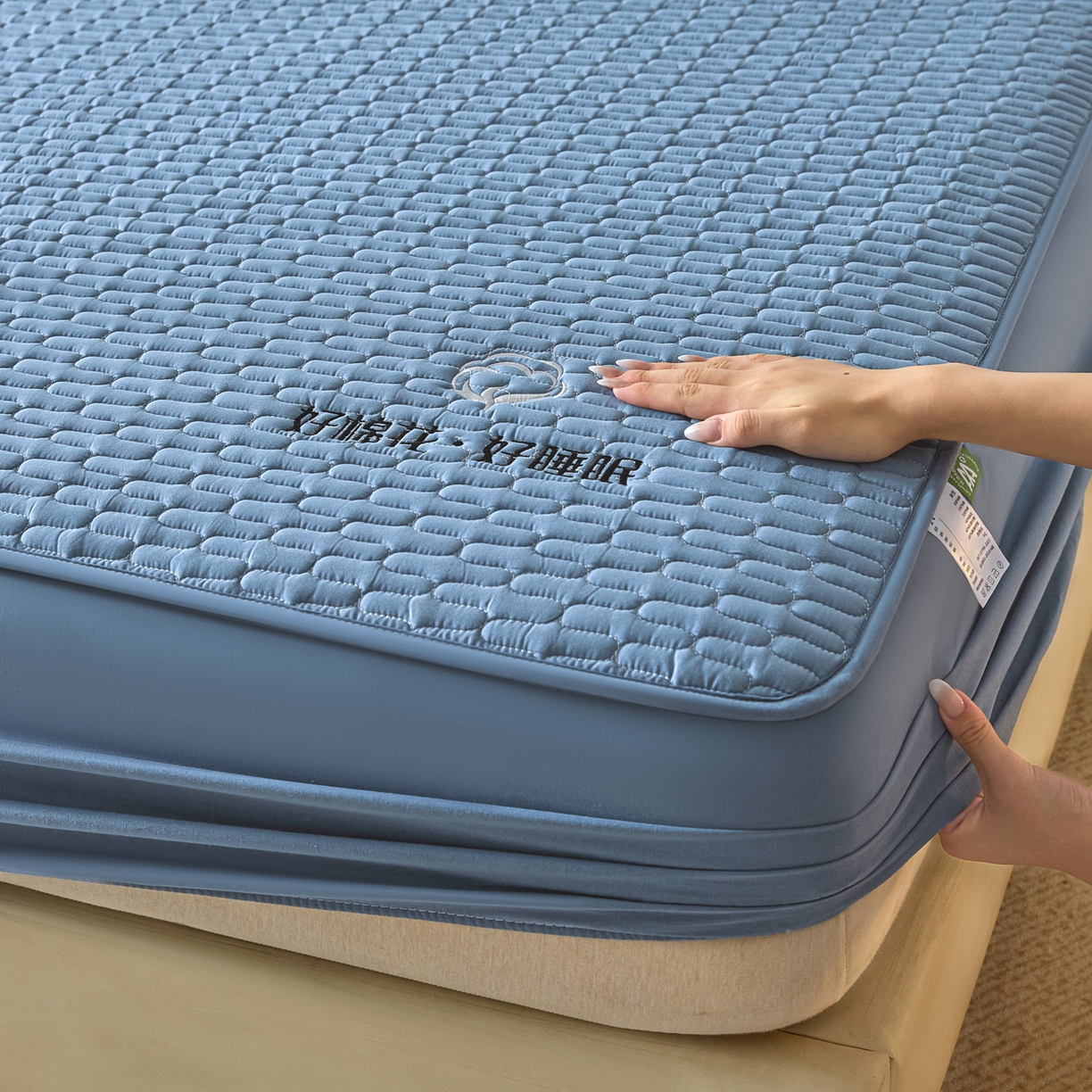 91家纺网 家纺一手货源 找家纺 芬晴家纺 2025新款全棉棉花夹棉床笠系列-幻彩 幻彩-雾蓝