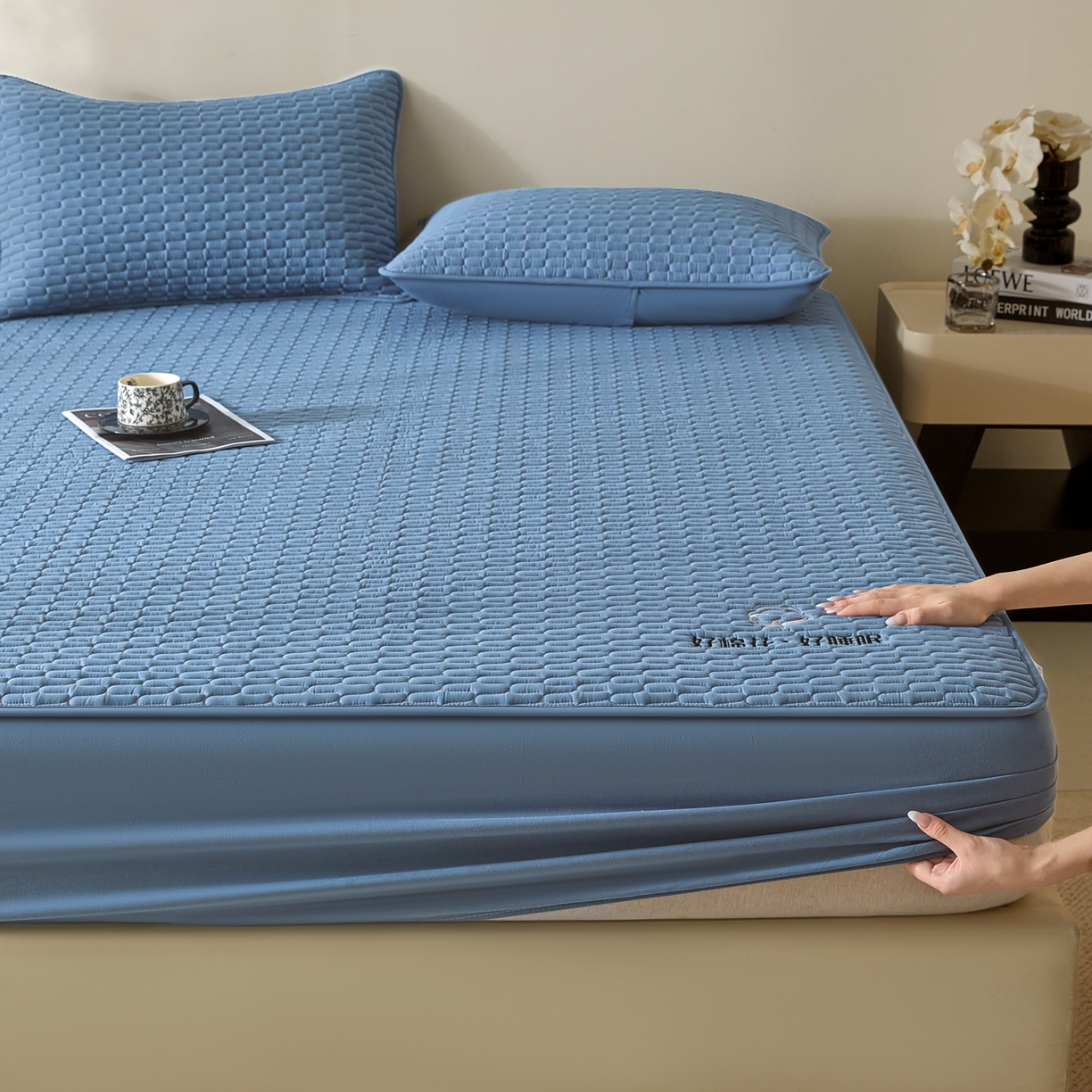 91家纺网 家纺一手货源 找家纺 芬晴家纺 2025新款全棉棉花夹棉床笠系列-幻彩 幻彩-雾蓝