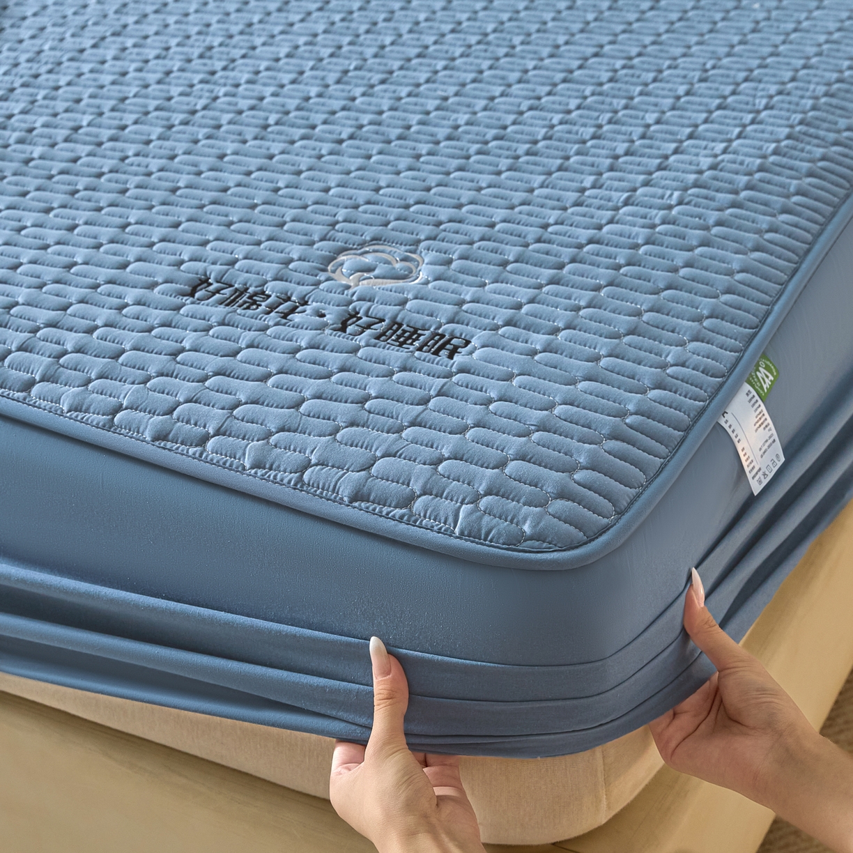 91家纺网 家纺一手货源 找家纺 芬晴家纺 2025新款全棉棉花夹棉床笠系列-幻彩 幻彩-雾蓝