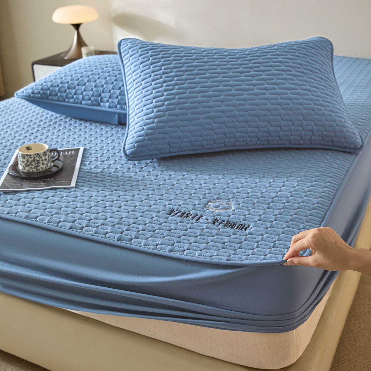 91家纺网 家纺一手货源 找家纺 芬晴家纺 2025新款全棉棉花夹棉床笠系列-幻彩 幻彩-雾蓝