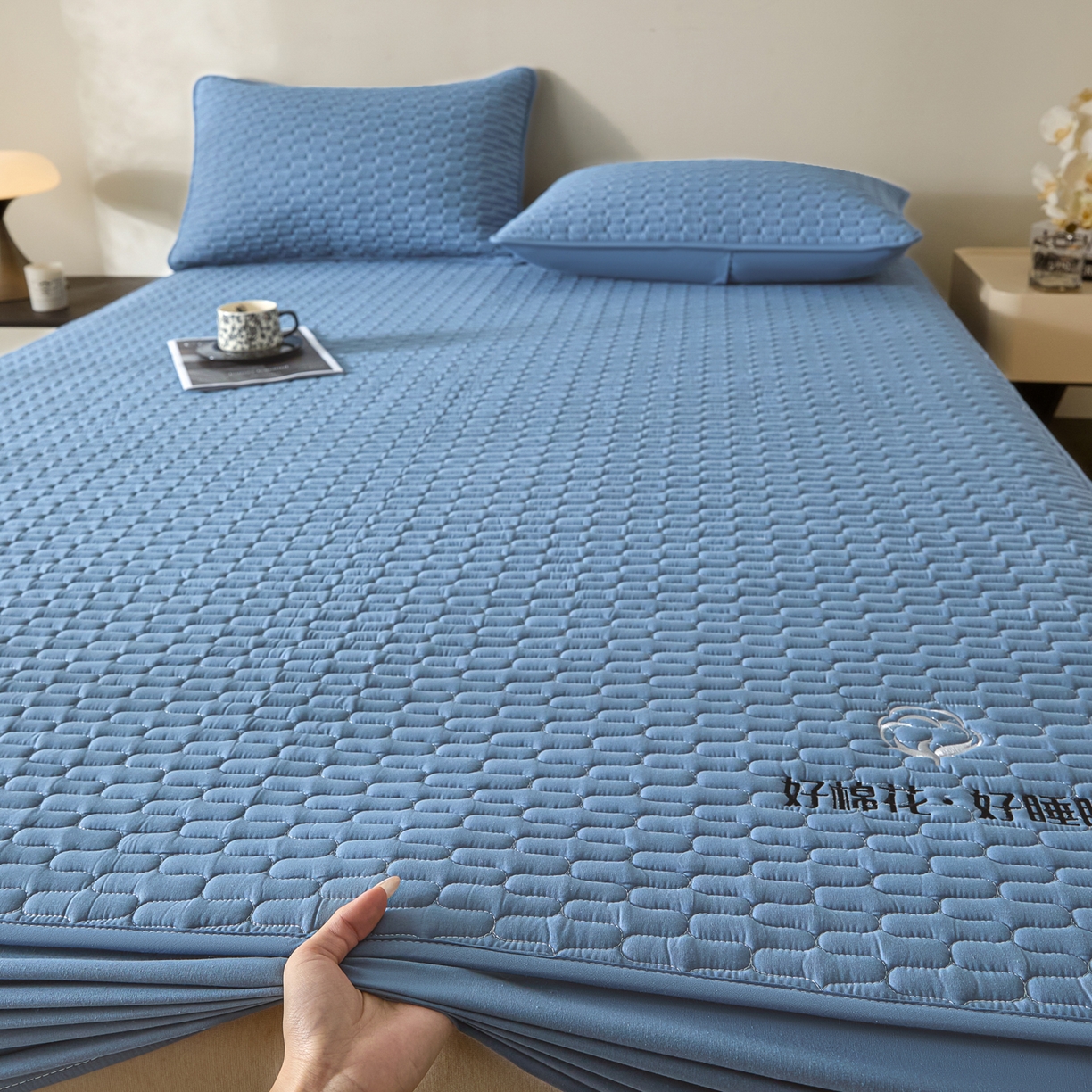 91家纺网 家纺一手货源 找家纺 芬晴家纺 2025新款全棉棉花夹棉床笠系列-幻彩 幻彩-雾蓝