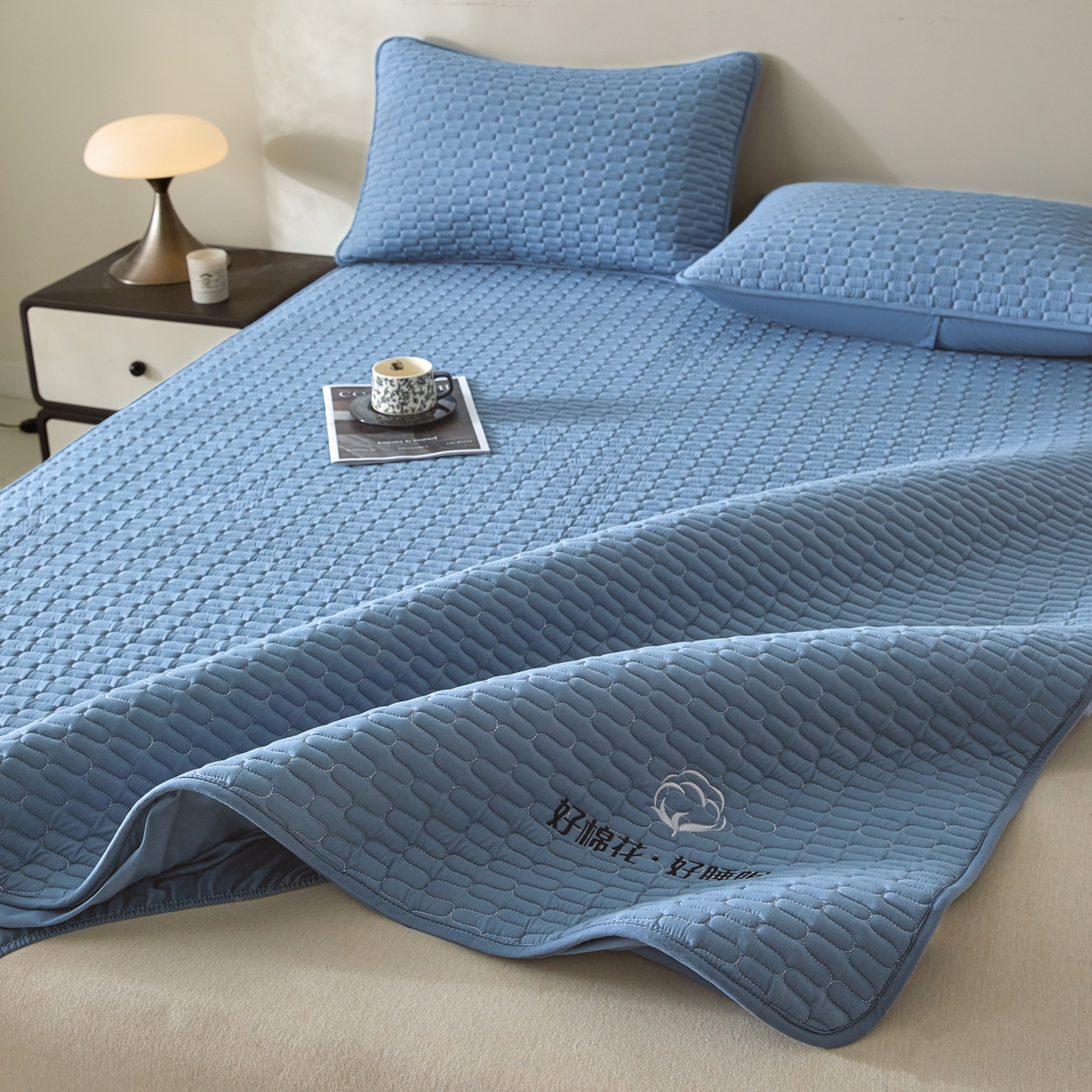 91家纺网 家纺一手货源 找家纺 芬晴家纺 2025新款全棉棉花夹棉床笠系列-幻彩 幻彩-雾蓝