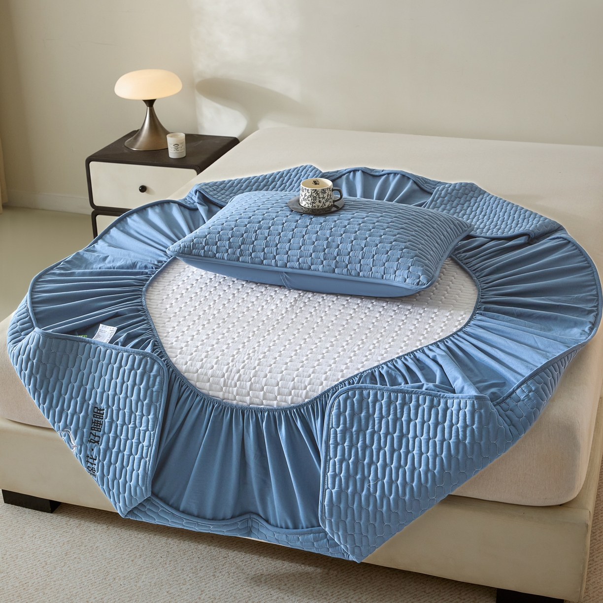 91家纺网 家纺一手货源 找家纺 芬晴家纺 2025新款全棉棉花夹棉床笠系列-幻彩 幻彩-雾蓝