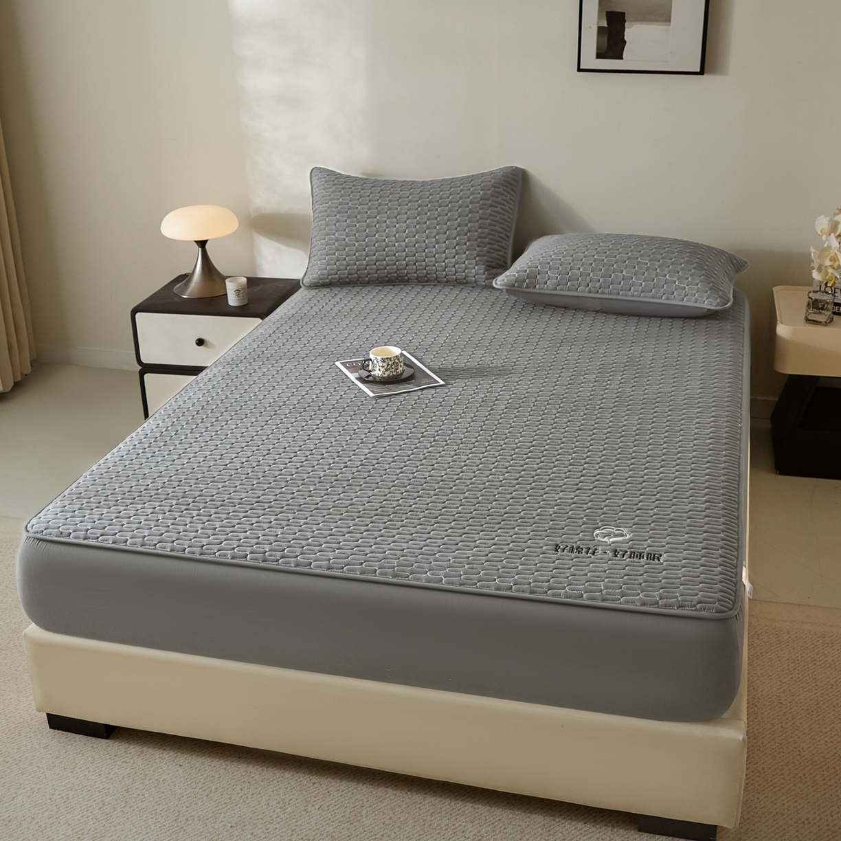 91家纺网 家纺一手货源 找家纺 芬晴家纺 2025新款全棉棉花夹棉床笠系列-幻彩 幻彩-岩灰