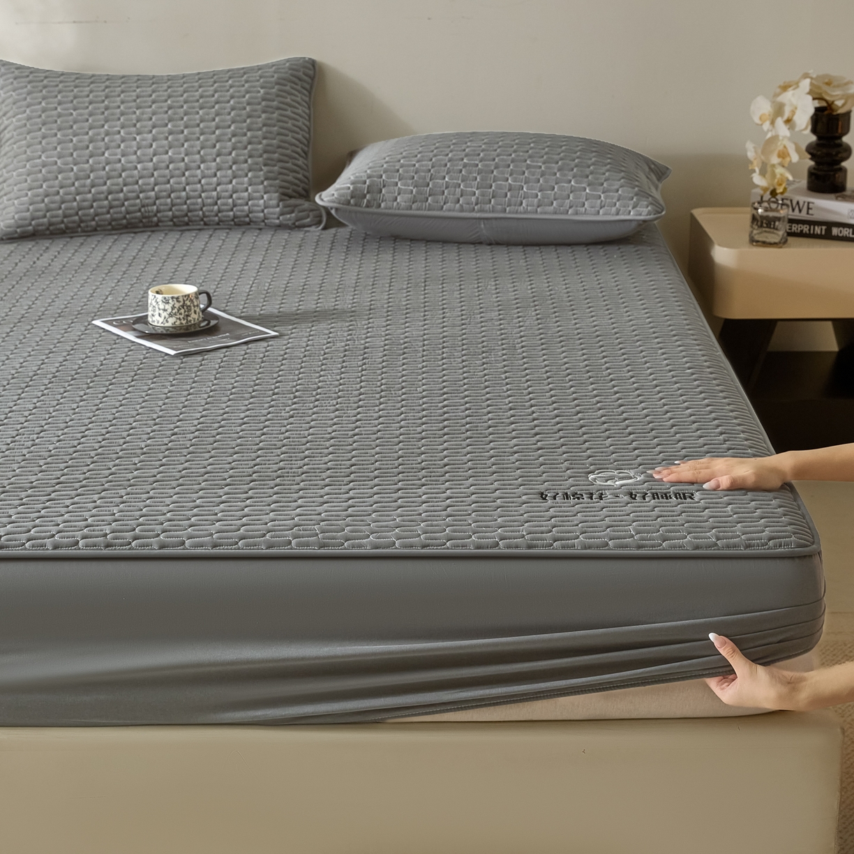 91家纺网 家纺一手货源 找家纺 芬晴家纺 2025新款全棉棉花夹棉床笠系列-幻彩 幻彩-岩灰