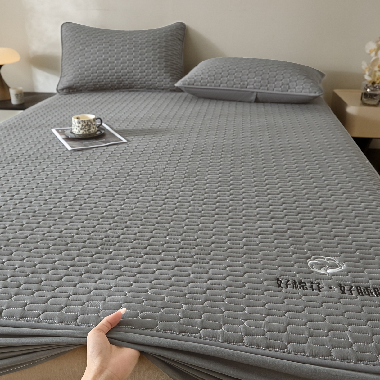 91家纺网 家纺一手货源 找家纺 芬晴家纺 2025新款全棉棉花夹棉床笠系列-幻彩 幻彩-岩灰