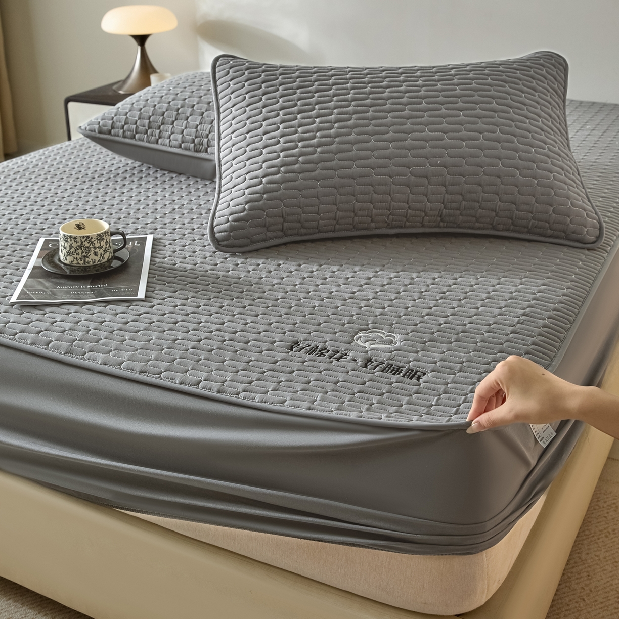 91家纺网 家纺一手货源 找家纺 芬晴家纺 2025新款全棉棉花夹棉床笠系列-幻彩 幻彩-岩灰