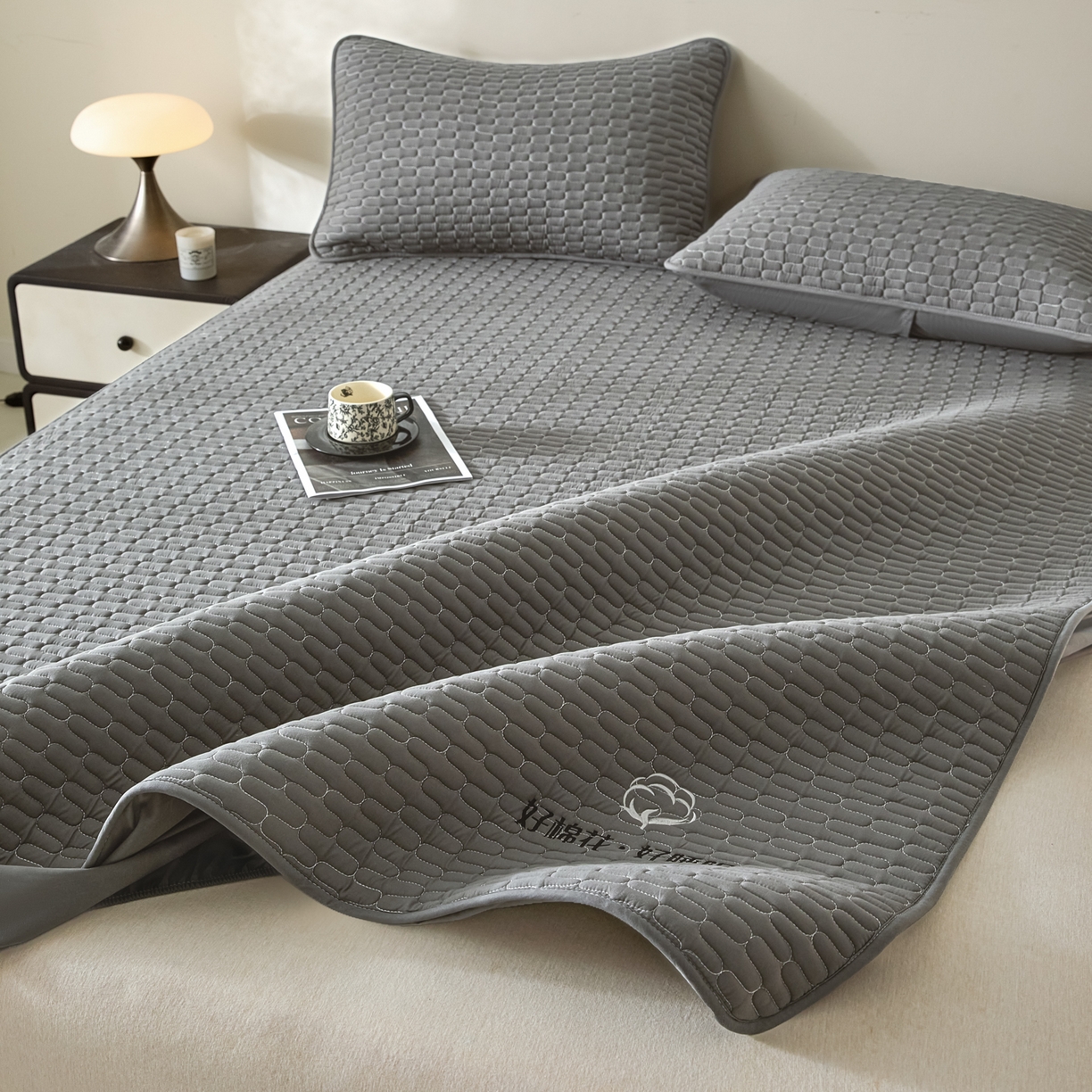 91家纺网 家纺一手货源 找家纺 芬晴家纺 2025新款全棉棉花夹棉床笠系列-幻彩 幻彩-岩灰