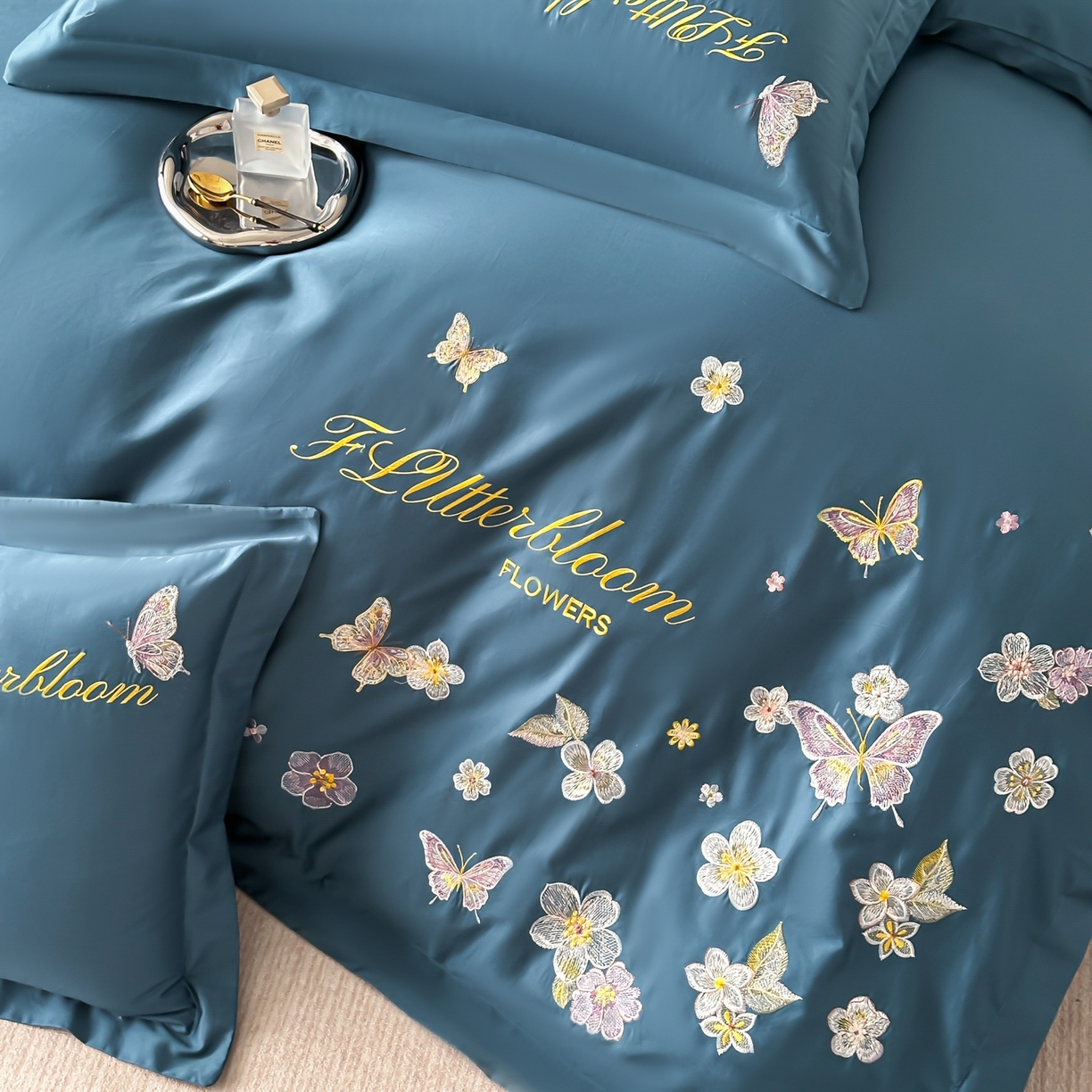 91家纺网 家纺一手货源 找家纺 （总）卡诗兰 2025新款A类50S双股全棉贡缎长绒棉刺绣四件套-飞舞蝴蝶系列(高档礼盒装)