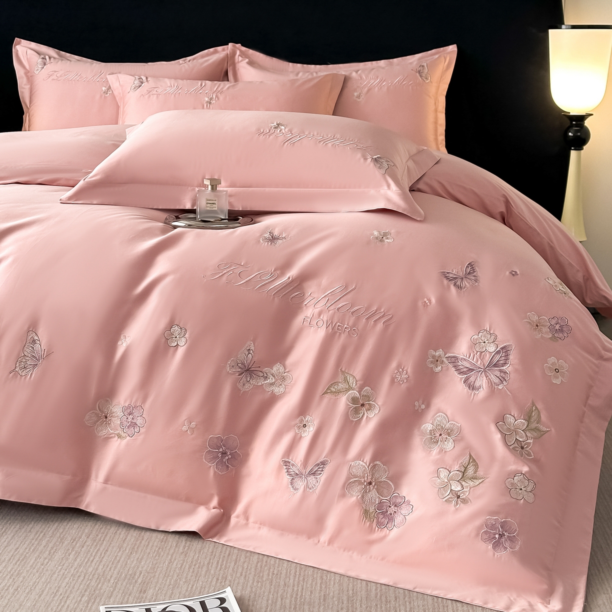 91家纺网 家纺一手货源 找家纺 卡诗兰 2025新款A类50S双股全棉贡缎长绒棉刺绣四件套-飞舞蝴蝶系列(高档礼盒装) 飞舞蝴蝶 钻石粉