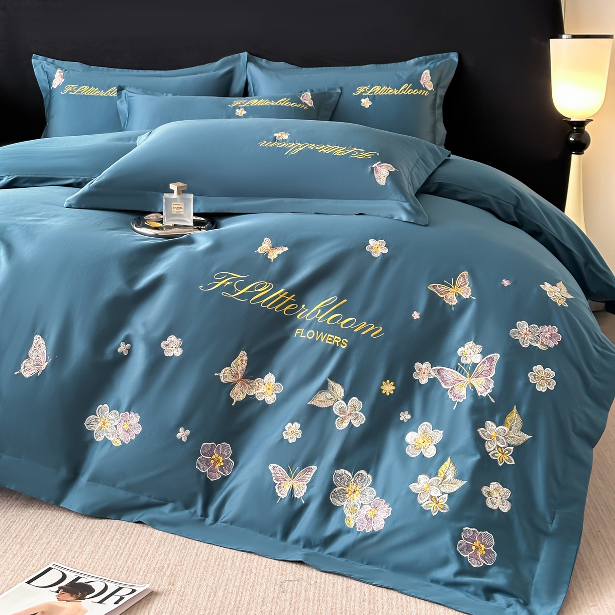 91家纺网 家纺一手货源 找家纺 卡诗兰 2025新款A类50S双股全棉贡缎长绒棉刺绣四件套-飞舞蝴蝶系列(高档礼盒装) 飞舞蝴蝶 宾利蓝