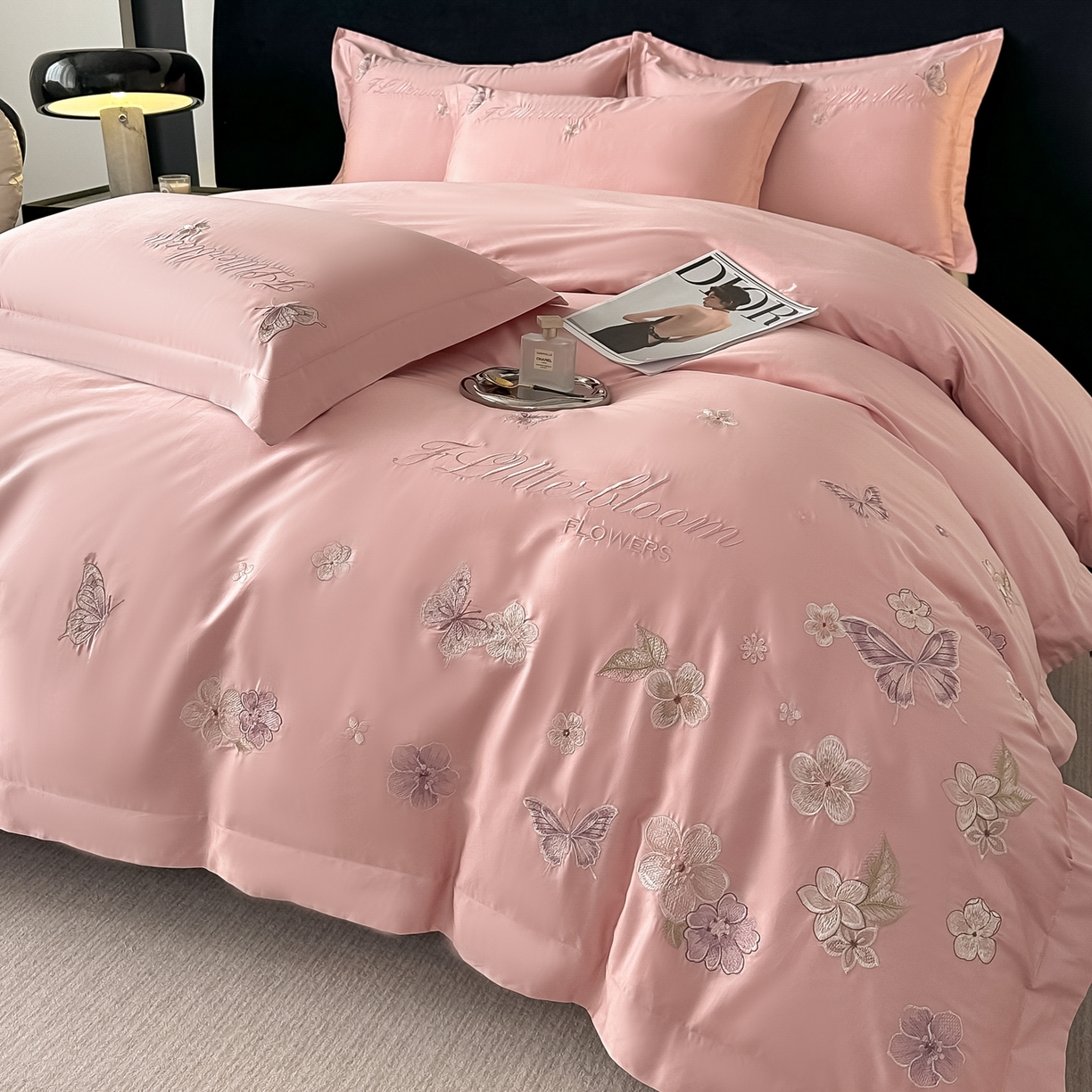 91家纺网 家纺一手货源 找家纺 卡诗兰 2025新款A类50S双股全棉贡缎长绒棉刺绣四件套-飞舞蝴蝶系列(高档礼盒装) 飞舞蝴蝶 钻石粉