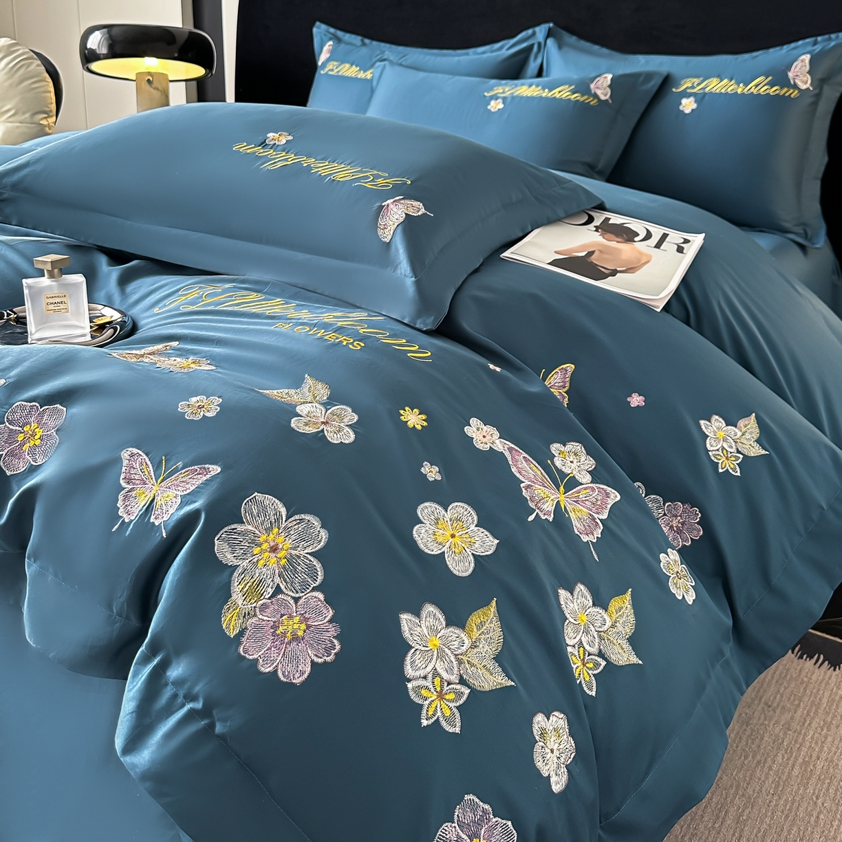 91家纺网 家纺一手货源 找家纺 卡诗兰 2025新款A类50S双股全棉贡缎长绒棉刺绣四件套-飞舞蝴蝶系列(高档礼盒装) 飞舞蝴蝶 宾利蓝