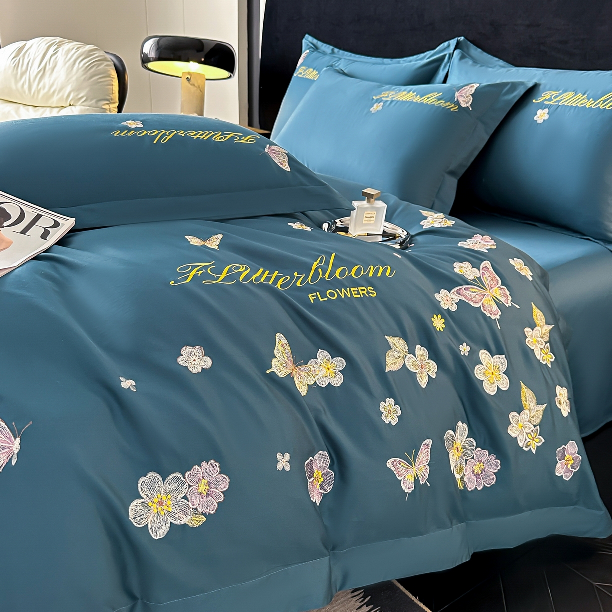 91家纺网 家纺一手货源 找家纺 卡诗兰 2025新款A类50S双股全棉贡缎长绒棉刺绣四件套-飞舞蝴蝶系列(高档礼盒装) 飞舞蝴蝶 宾利蓝