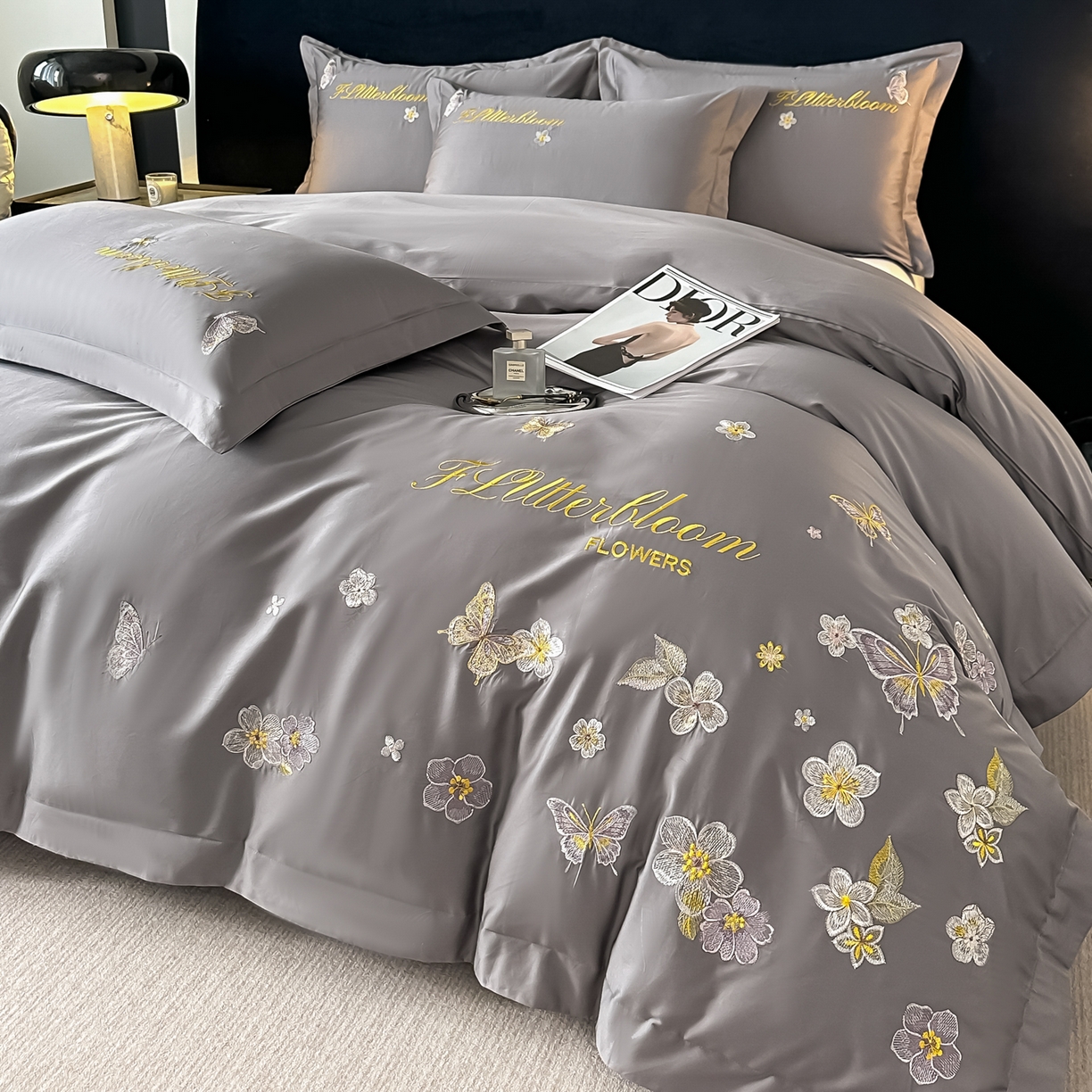 91家纺网 家纺一手货源 找家纺 卡诗兰 2025新款A类50S双股全棉贡缎长绒棉刺绣四件套-飞舞蝴蝶系列(高档礼盒装) 飞舞蝴蝶 高级灰