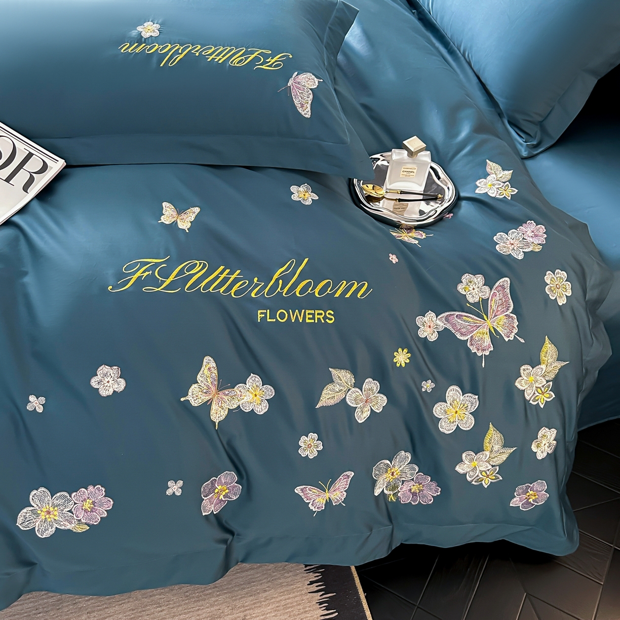 91家纺网 家纺一手货源 找家纺 卡诗兰 2025新款A类50S双股全棉贡缎长绒棉刺绣四件套-飞舞蝴蝶系列(高档礼盒装) 飞舞蝴蝶 宾利蓝